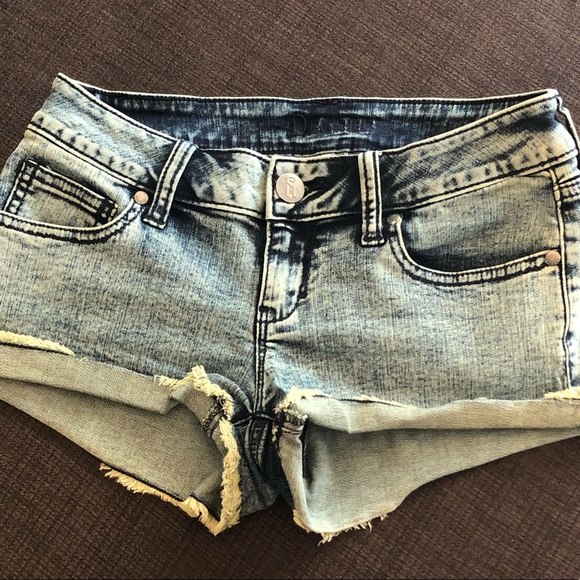 Distressed acid wash stretchy jean shorts - Picture 2 of 6